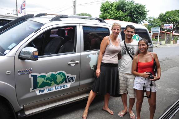 Encontro com um simpático casal (um carioca e uma peruana que vive no Brasil) que reconheceram na rua a expedição 1000dias! Estamos ficando famosos, hehehe, (em La Fortuna, na Costa Rica)